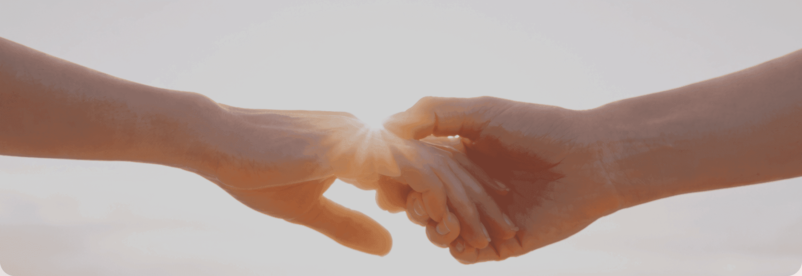 Duas mãos que se tocam com as pontas dos dedos em uma luz quente, nas páginas do site AskNebula Foto - Duas mãos que se tocam com as pontas dos dedos em uma luz quente, nas páginas do site AskNebula