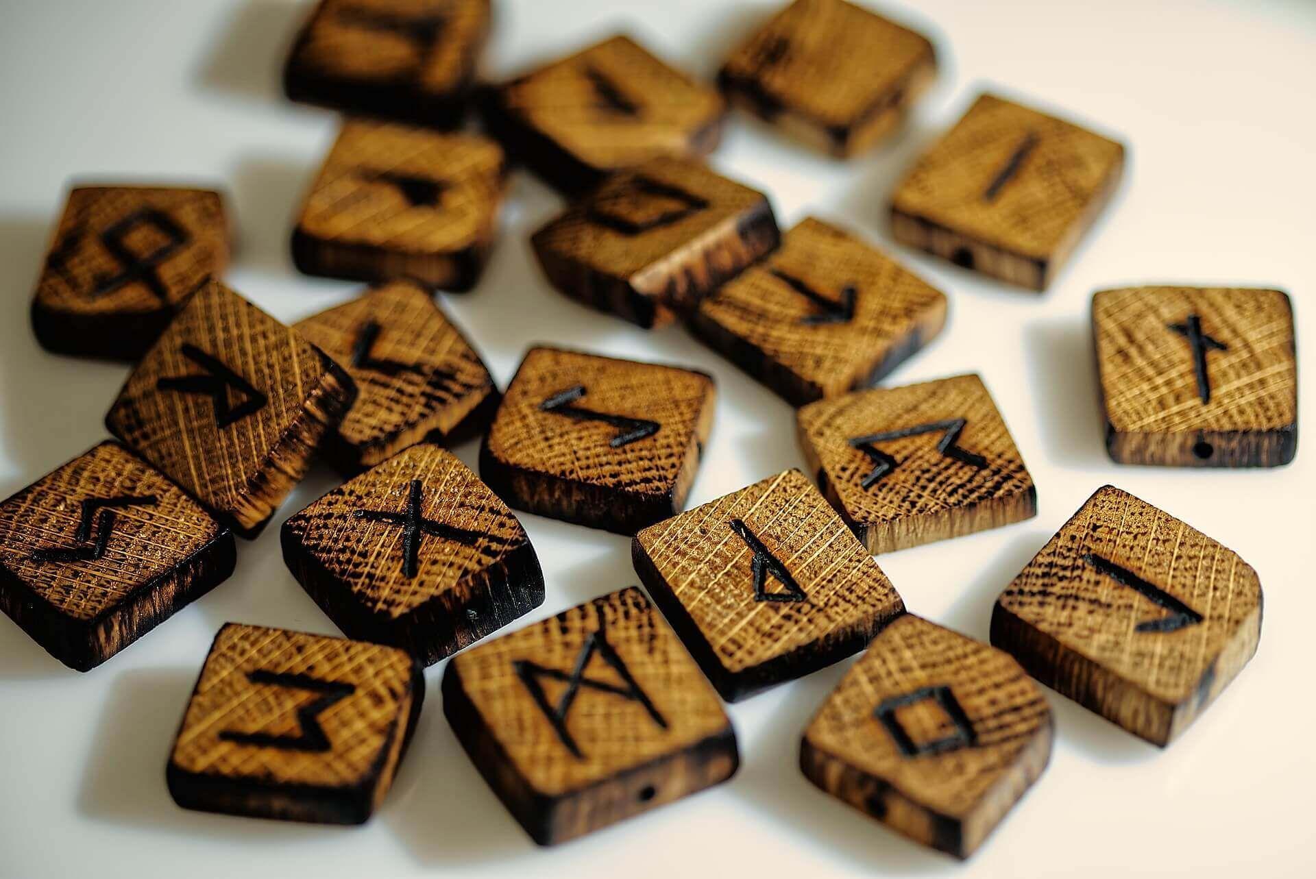 Mooie runenstenen met het Oudere Futhark, als illustratie bij dit artikel op de blog van AskNebula Photo - Mooie runenstenen met het Oudere Futhark, als illustratie bij dit artikel op de blog van AskNebula