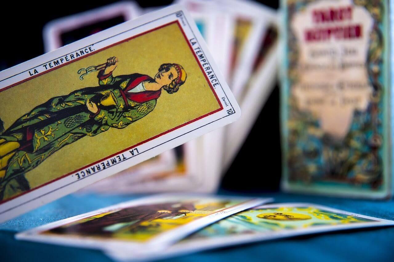Een tarotlegging met drie kaarten voor inzicht in je welzijn, te zien in het artikel op AskNebula Photo - Een tarotlegging met drie kaarten voor inzicht in je welzijn, te zien in het artikel op AskNebula
